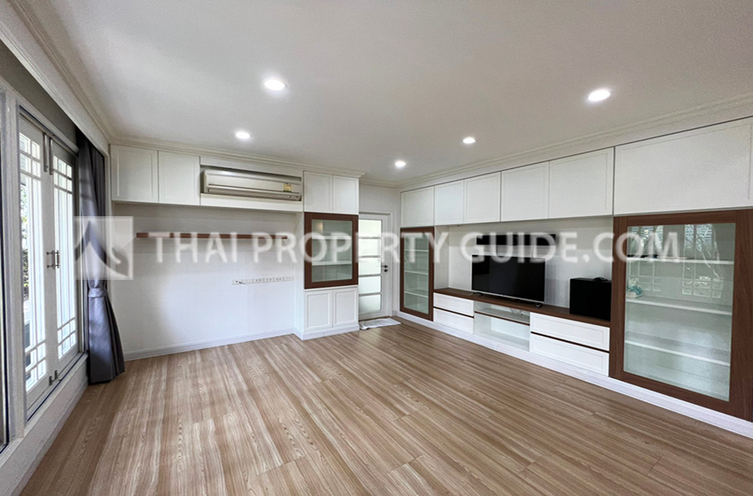 House with Shared Pool in Bangnatrad 