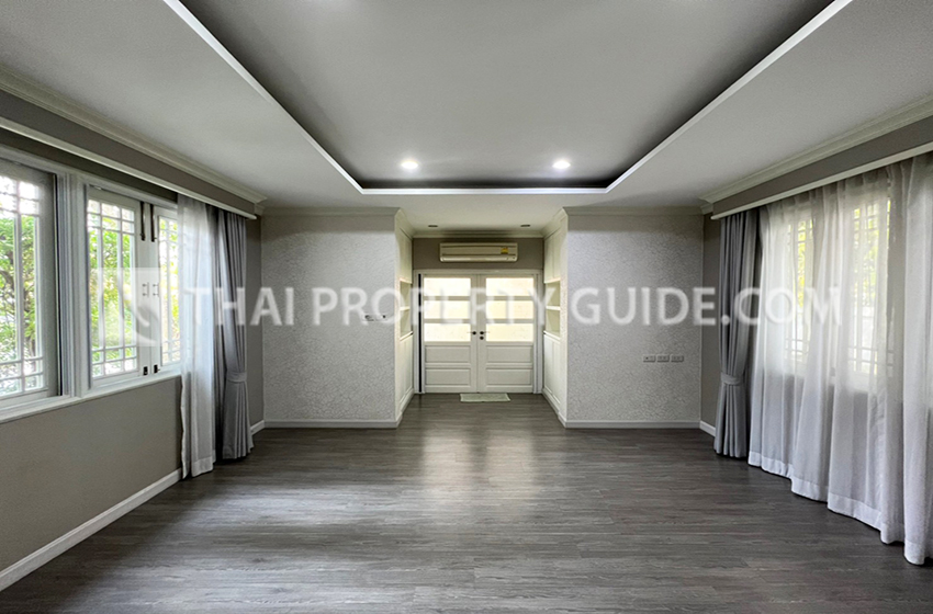 House with Shared Pool in Bangnatrad 