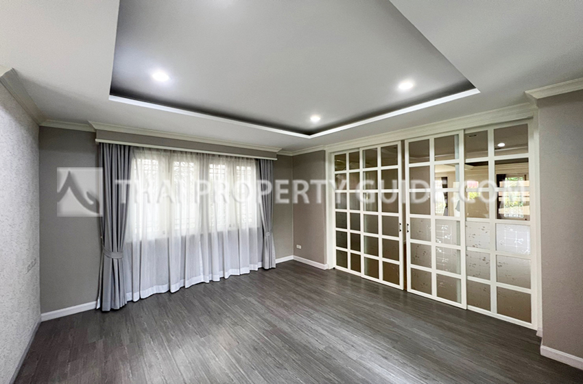 House with Shared Pool in Bangnatrad 