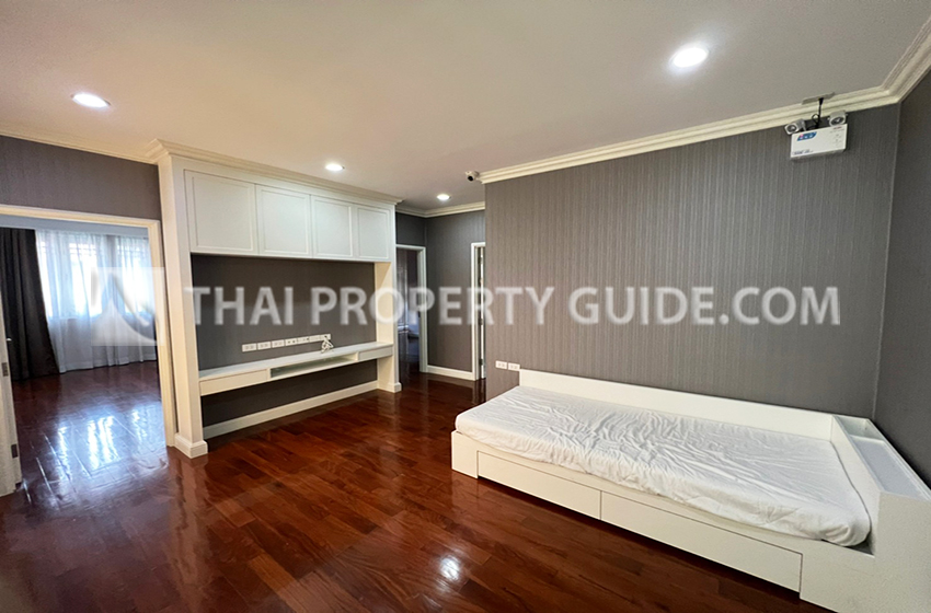 House with Shared Pool in Bangnatrad 