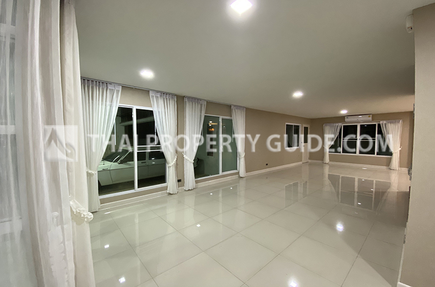 House with Shared Pool in Bangnatrad 
