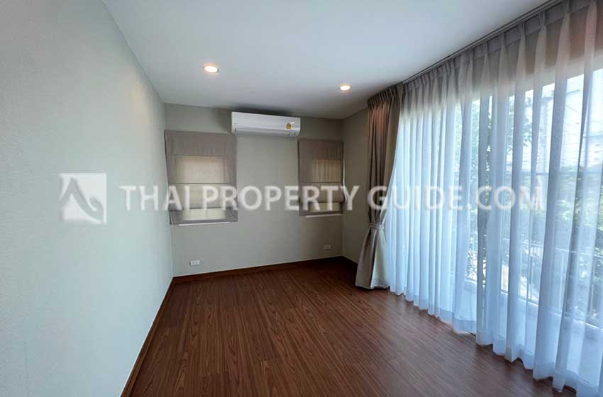 House with Shared Pool in Bangnatrad 