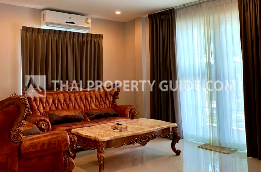 House with Shared Pool in Bangnatrad 