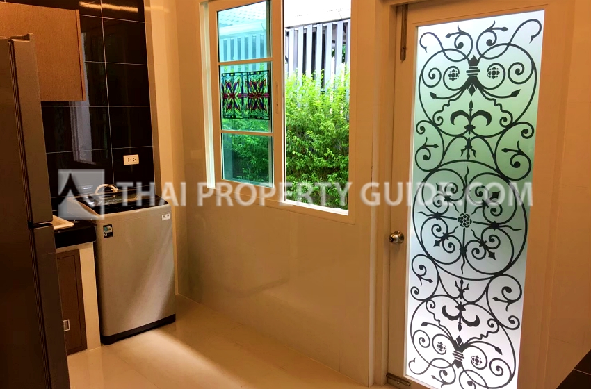 House with Shared Pool in Bangnatrad 