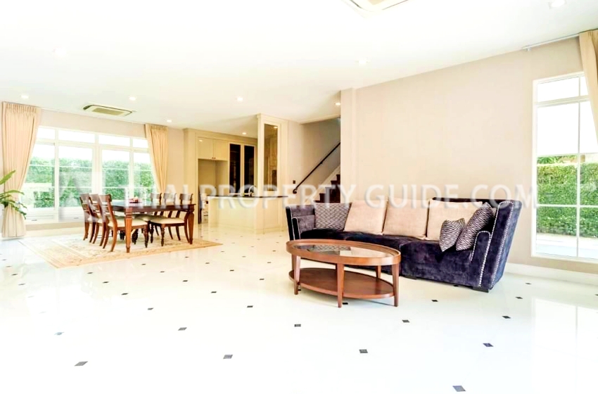 House with Shared Pool in Bangnatrad : Nantawan Bangna Km.7 