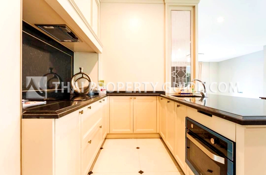 House with Shared Pool in Bangnatrad : Nantawan Bangna Km.7 