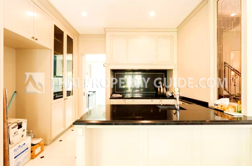 House with Shared Pool in Bangnatrad : Nantawan Bangna Km.7 