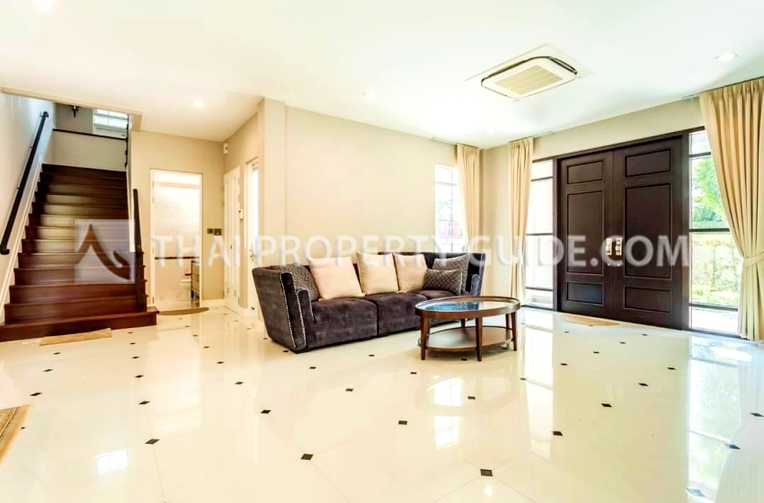 House with Shared Pool in Bangnatrad : Nantawan Bangna Km.7 