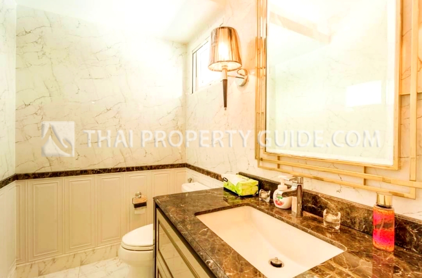 House with Shared Pool in Bangnatrad : Nantawan Bangna Km.7 