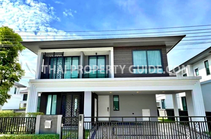 House with Shared Pool in Bangnatrad