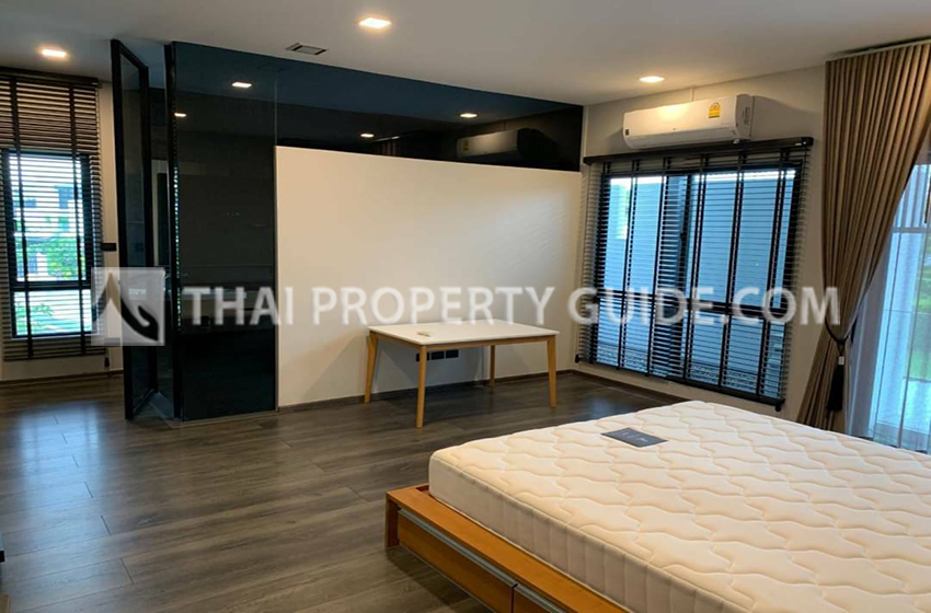 House with Shared Pool in Bangnatrad 