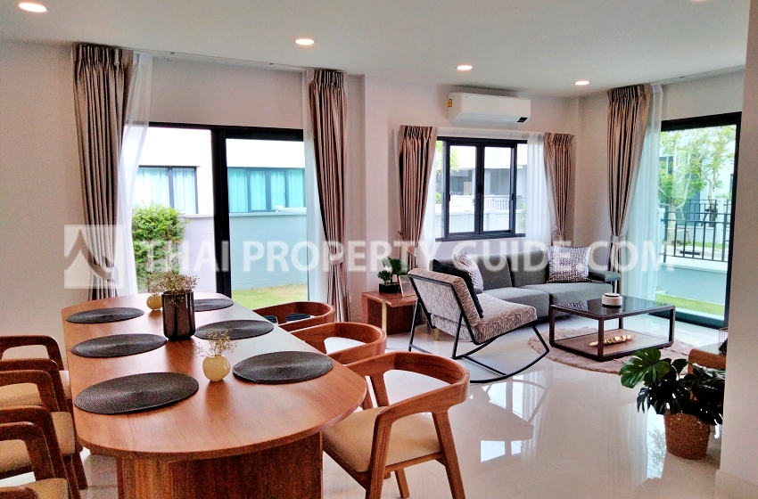 House with Shared Pool in Bangnatrad