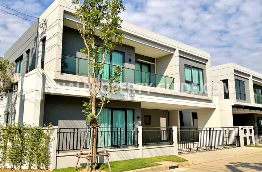 House with Shared Pool in Bangnatrad 