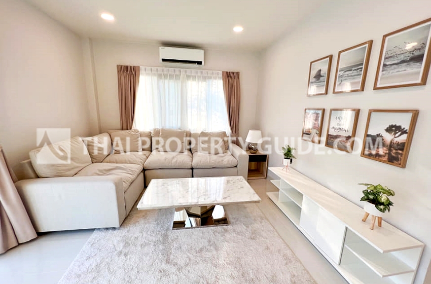 House with Shared Pool in Bangnatrad
