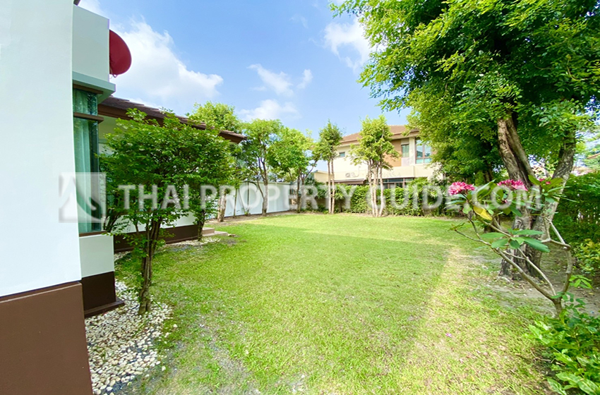 House with Shared Pool in Bangnatrad 