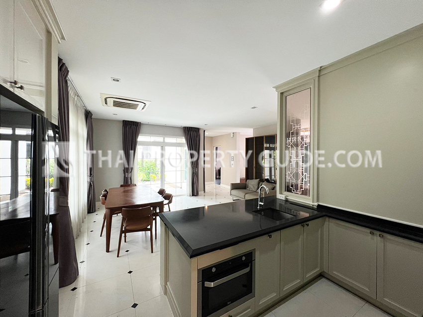 House with Shared Pool in Bangnatrad : Nantawan Bangna Km.7 