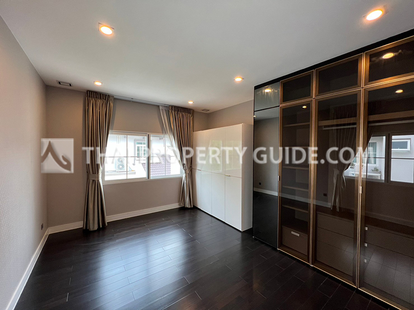 House with Shared Pool in Bangnatrad : Nantawan Bangna Km.7 