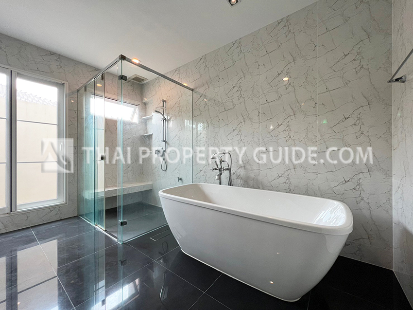 House with Shared Pool in Bangnatrad : Nantawan Bangna Km.7 