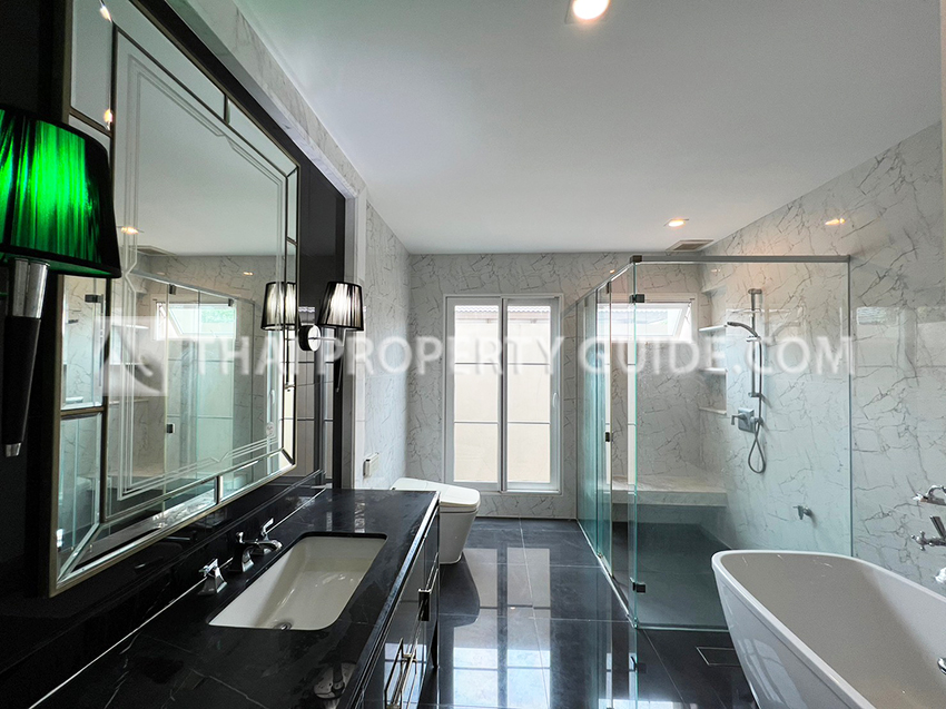House with Shared Pool in Bangnatrad : Nantawan Bangna Km.7 