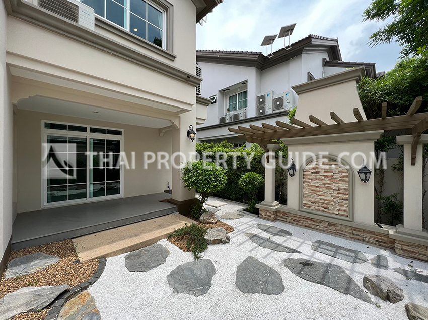 House with Shared Pool in Bangnatrad : Nantawan Bangna Km.7 