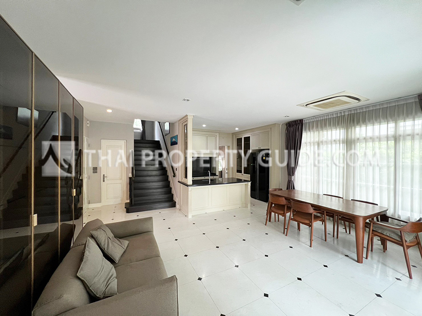 House with Shared Pool in Bangnatrad : Nantawan Bangna Km.7 