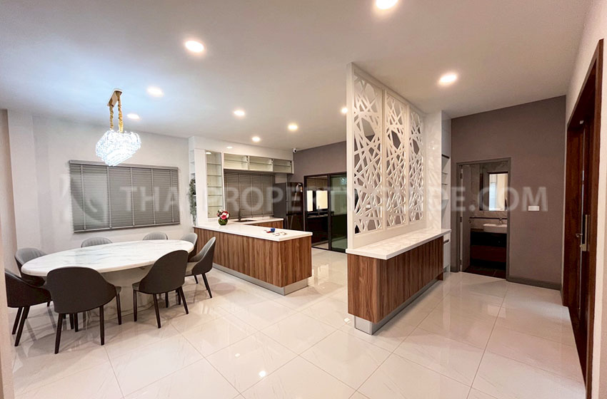 House with Shared Pool in Bangnatrad 