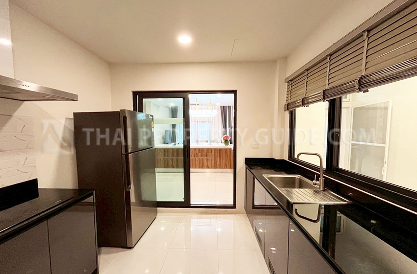 House with Shared Pool in Bangnatrad 
