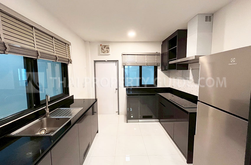 House with Shared Pool in Bangnatrad 