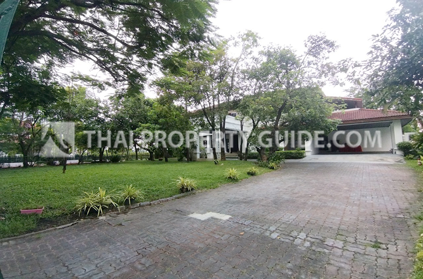 House with Shared Pool in Bangnatrad