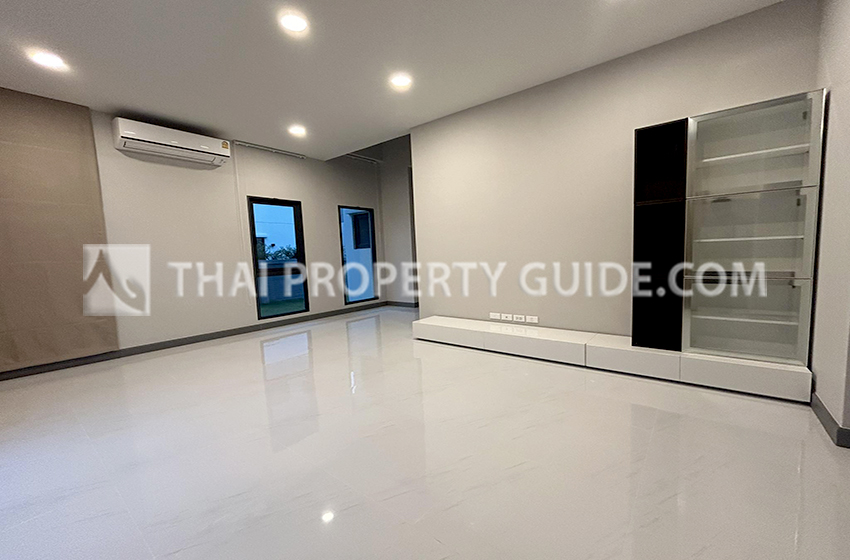 House with Shared Pool in Bangnatrad 