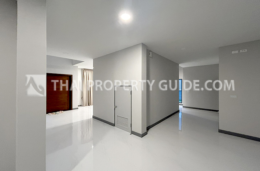 House with Shared Pool in Bangnatrad 