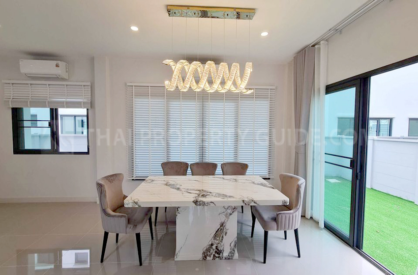 House with Shared Pool in Bangnatrad 