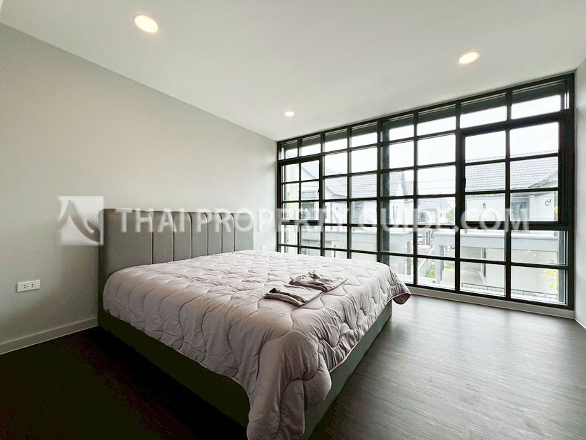 House with Shared Pool in Bangnatrad 