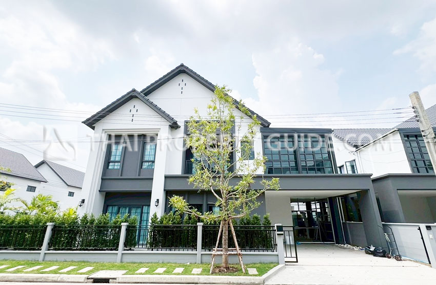 House with Shared Pool in Bangnatrad