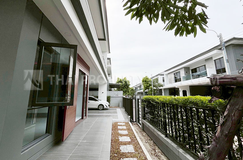 House with Shared Pool in Bangnatrad 