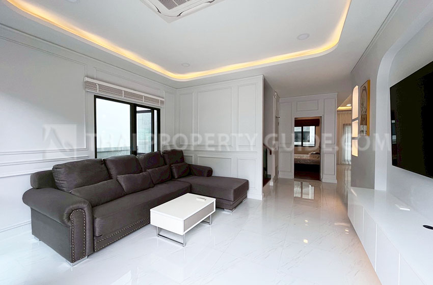 House with Shared Pool in Bangnatrad 