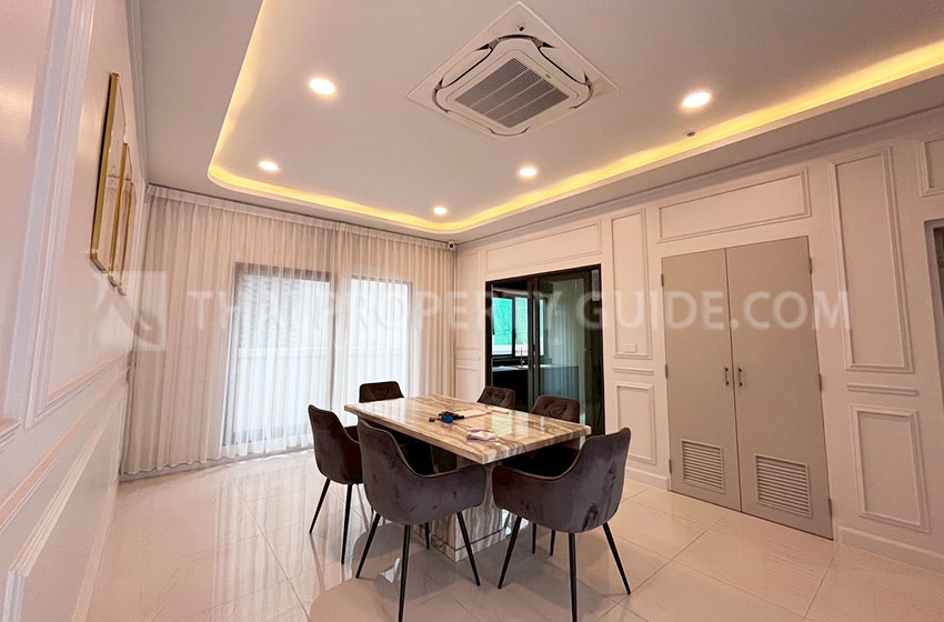 House with Shared Pool in Bangnatrad 