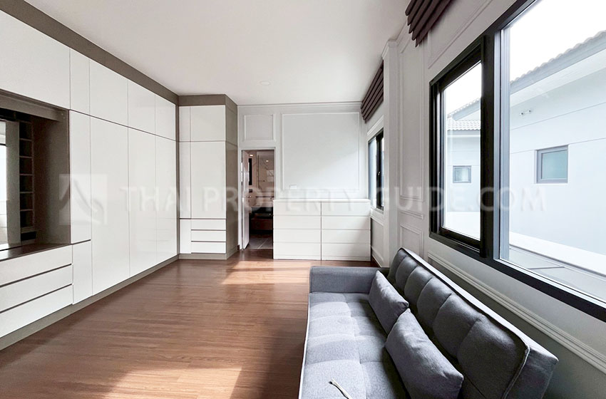 House with Shared Pool in Bangnatrad 