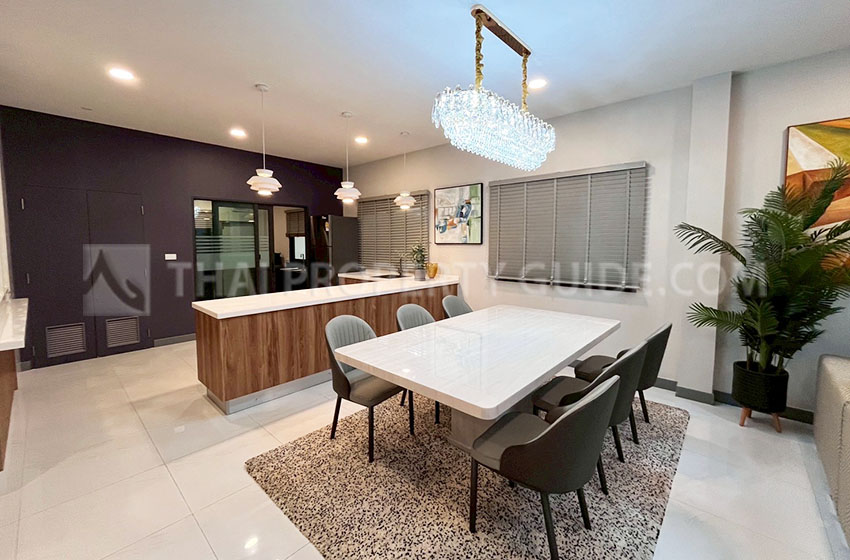 House with Shared Pool in Bangnatrad 