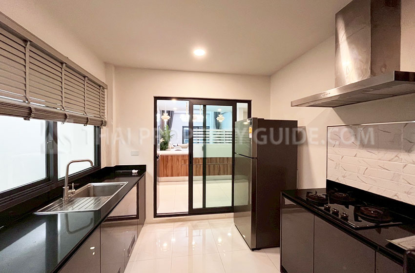 House with Shared Pool in Bangnatrad 