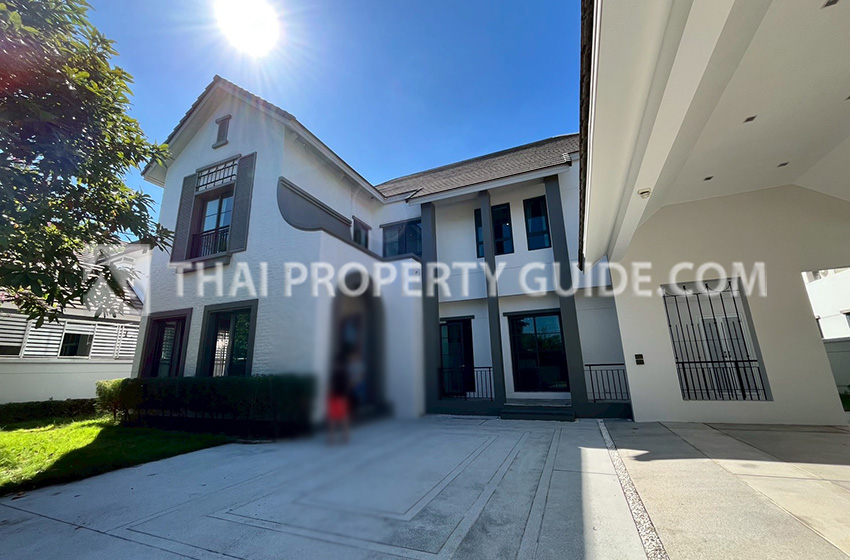 House with Shared Pool in Bangnatrad