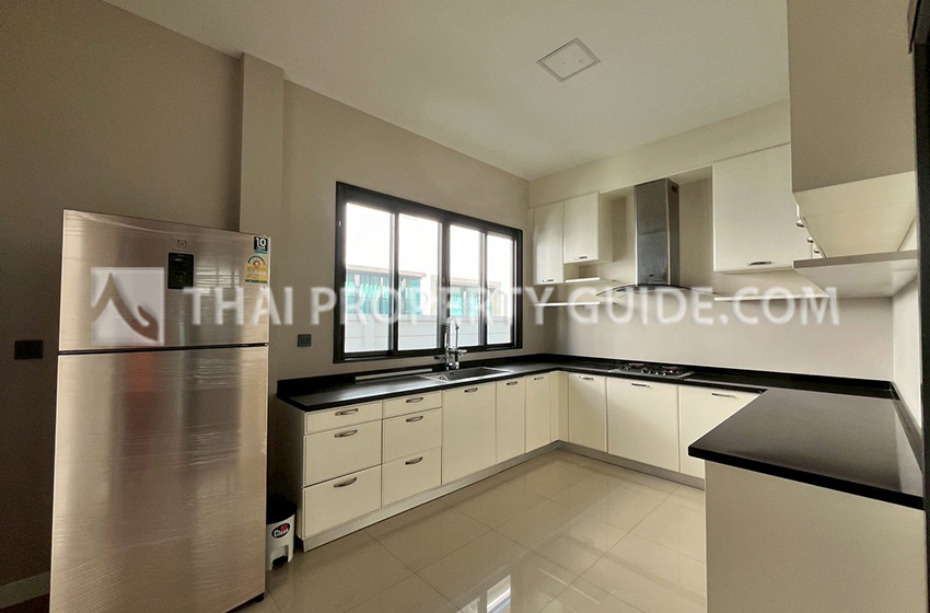 House with Shared Pool in Bangnatrad 