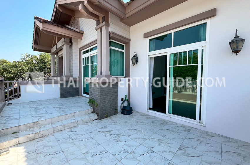 House with Shared Pool in Bangnatrad : Nantawan Bangna Km.7 