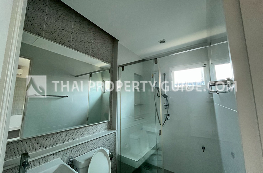 House with Shared Pool in Bangnatrad : Nantawan Bangna Km.7 