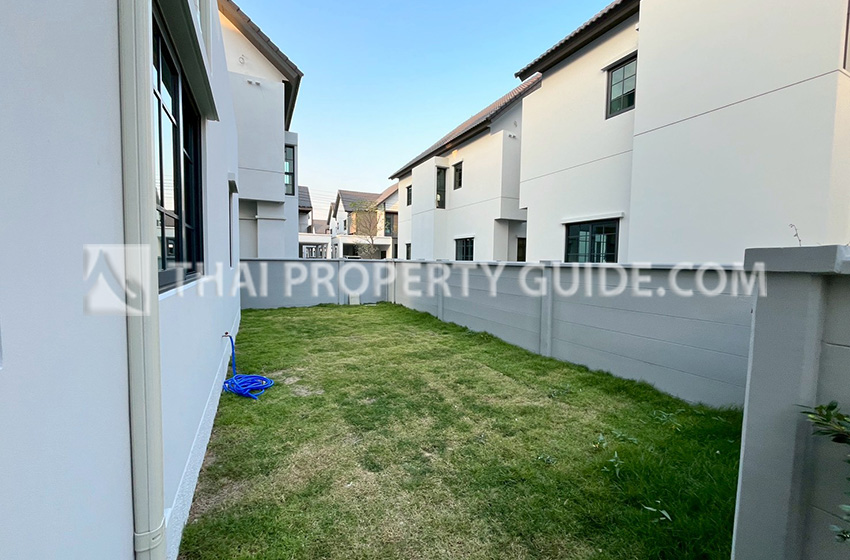 House with Shared Pool in Bangnatrad 