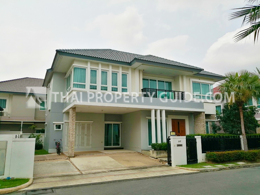 House with Shared Pool for rent in Krung Thep Kritha