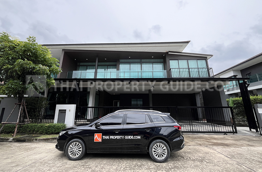 House with Shared Pool in Krung Thep Kritha