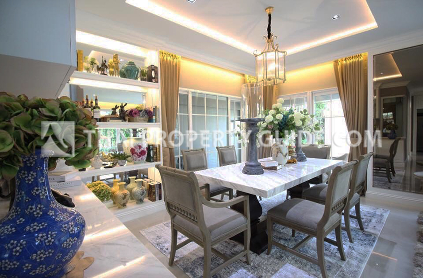 House with Shared Pool in Lat Phrao 