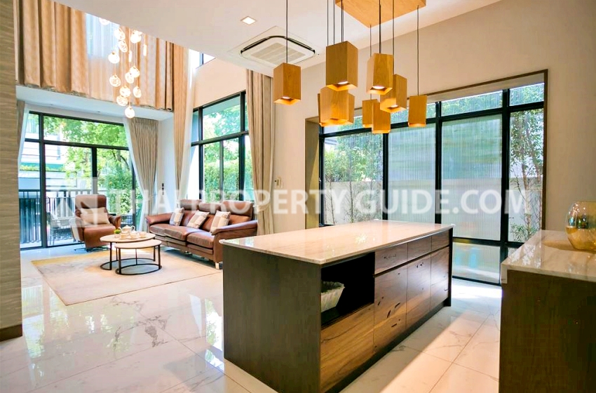 House with Shared Pool for rent in Lat Phrao