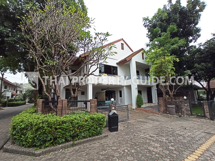 House with Shared Pool for rent in Nichada Thani